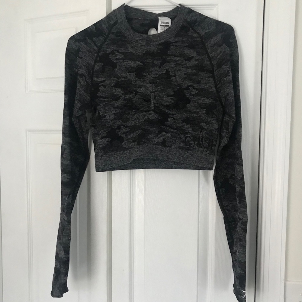 GYMSHARK BLACK CAMO CROPPED LONGSLEEVE